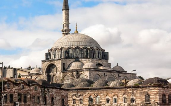 Rustem-Pasa-Camii-640x361